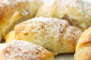 Koyu gri arka plan üzerinde ev yapımı taze simit.