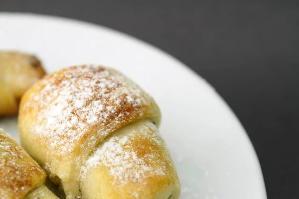 Bagel freschi fatti in casa in piatto bianco su sfondo grigio scuro . — Foto Stock