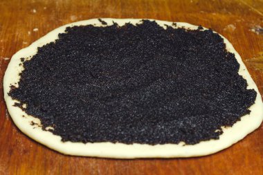 Strudel pasta, hamur, ahşap tahta doldurma haşhaş yapım süreci.