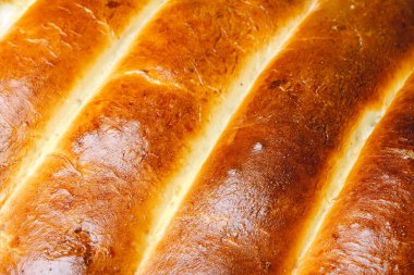 Sıcak, taze altın kahverengi pişmiş ev yapımı tatlı pasta, meyveli turta.