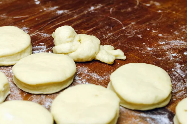 Маленькие шарики свежего домашнего теста для пончиков на деревянной доске . — стоковое фото