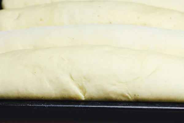Процесс приготовления домашнего пирога, сырой штрудель на сковороде . — стоковое фото