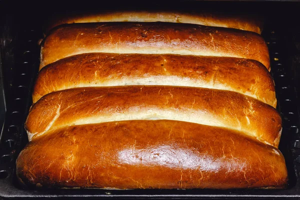 Heiße, frisch gebackene süße Kuchen, Strudel auf Backform. — Stockfoto