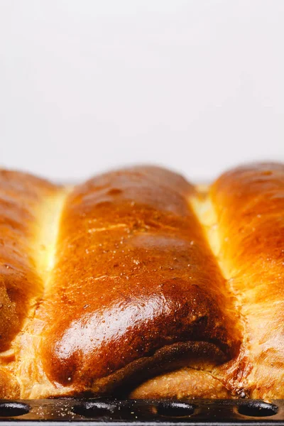 Sıcak, taze altın kahverengi pişmiş ev yapımı tatlı pasta, meyveli turta metin için yer ile. — Stok fotoğraf