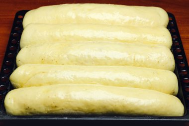 Ev yapımı pasta yapma işlemi pan pişirme üzerinde ham strudel.
