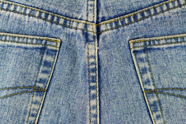 Zakken op de achterzijde van de blue jeans, denim textuur achtergrond. — Stockfoto