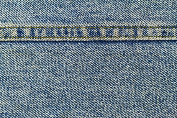 Jeans biru dengan jahitan, latar belakang tekstur denim, tutup . — Stok Foto