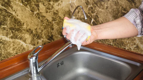 Homem Para Mão Segurando Uma Esponja Para Lavar Pratos Com — Fotografia de Stock