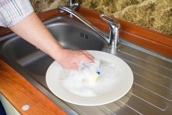 Mãos Homem Lavar Uma Esponja Com Espuma Pratos Cozinha — Fotografia de Stock