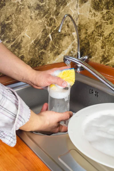 Uomo Mani Lavare Una Spugna Con Schiuma Piatti Cucina — Foto Stock