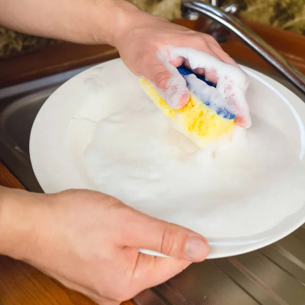 Męskie Ręce Mycie Gąbki Pianką Zmywanie Naczyń Kuchni — Zdjęcie stockowe