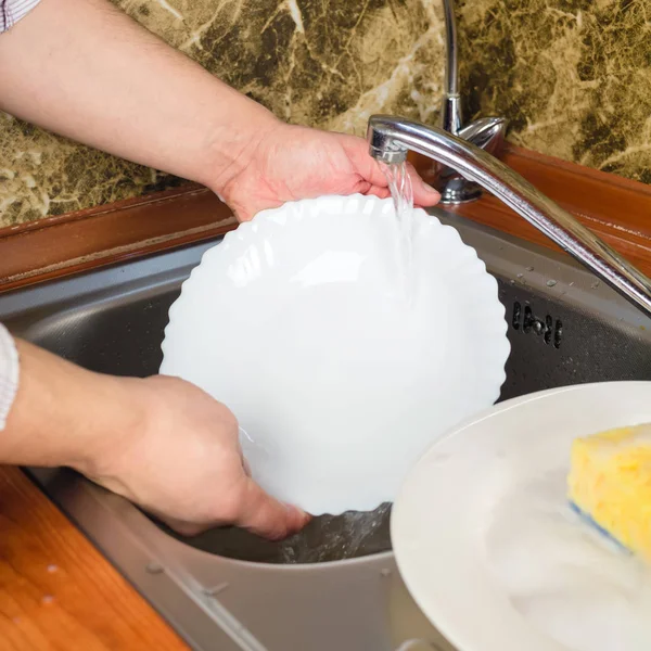 Manos Hombre Lavando Los Platos Cocina —  Fotos de Stock