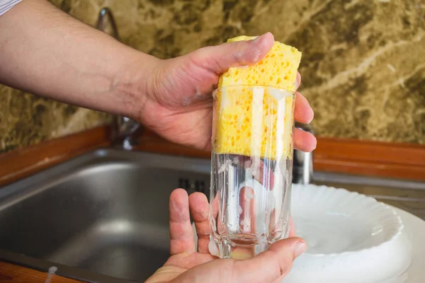 Mãos Homem Lavar Uma Esponja Com Espuma Pratos Cozinha — Fotografia de Stock