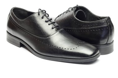 Beyaz arka planda izole edilmiş klasik siyah deri erkek ayakkabısı.