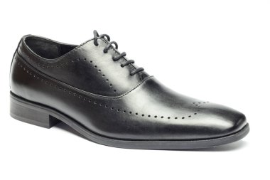 Beyaz arka planda izole edilmiş klasik siyah deri erkek ayakkabısı.