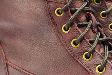 Kahverengi deri çizme bağcıklarının yakın plan görüntüsü