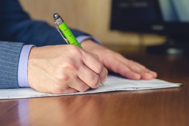 İşadamı kağıt imzalıyor, yakın plan erkek eli, seçici odaklanma