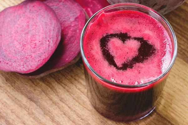 Jugo Remolacha Fresca Vidrio Espuma Forma Corazón Remolacha Rodajas Mesa — Foto de Stock