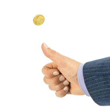 Erkekler yazı tura atıyorlar, para atıyorlar, yazı tura atıyorlar, beyaz arka planda soyutlanıyorlar.