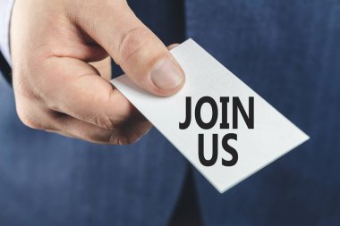 Mavi takım elbiseli bir iş adamı, yakın çekimde bize katılın.