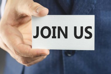 Mavi takım elbiseli bir iş adamı, yakın çekimde bize katılın.