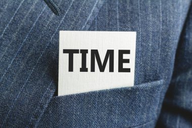 Mavi ceketin cebinde mesaj zamanı olan kartvizitin kapanışı.