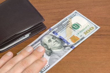 Adam elini ahşap arka plan, yakın plan, para ve finans konseptine koydu.