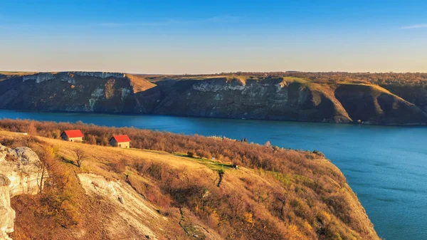 Ulusal park Podillya Tovtry 'deki Dniester Kanyonu ve Nehir. Bakota, Ukrayna