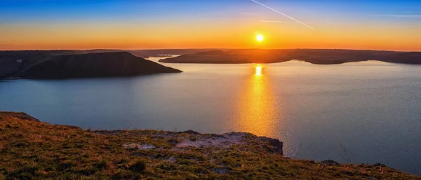 Dinyester Nehri 'nin muhteşem günbatımı manzarasının panoramik manzarası, Ulusal Park Podillya Tovtry, Ukrayna