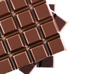 Üç parça acı, koyu çikolata, beyaz arka planda izole edilmiş, yakın plan, üst manzara..