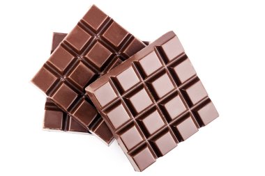 Üç parça acı, koyu çikolata, beyaz arka planda izole edilmiş, yakın plan, üst manzara..