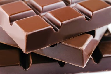 Üç parça acı, siyah çikolata, yakın çekim..