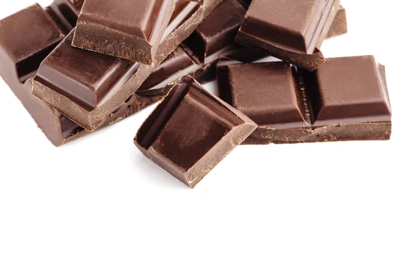 Kousky Hořké Tmavé Čokolády Kostky Hromadě Izolované Bílém Pozadí Detailní — Stock fotografie