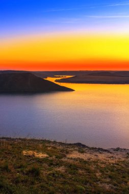 Dinyester Nehri 'nin muhteşem günbatımı manzarası... Suyun üzerine yansıyan renkli akşam gökyüzü...