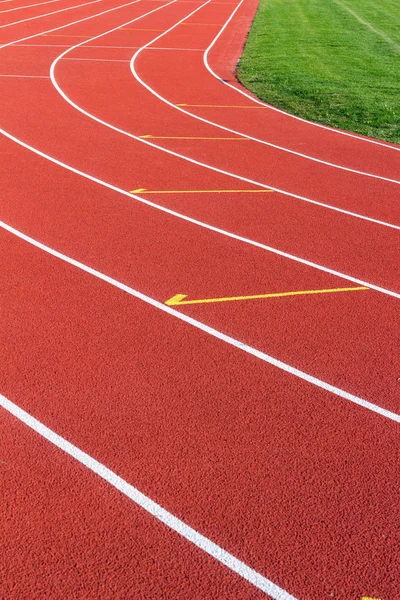 Rote Laufbahn Und Weiße Bahnen Sportstadion — Stockfoto