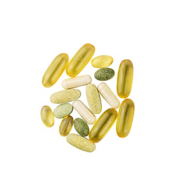Vitamin kompleksi, omega 3, glukozamin kapsülleri, beyaz arkaplanda izole edilmiş multivitamin takviyeleri, üst görünüm.