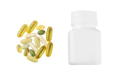 Vitamin kompleksi, omega 3, glukozamin kapsülleri, multivitamin takviyeleri ve beyaz arka planda izole edilmiş beyaz kap, üst görünüm.