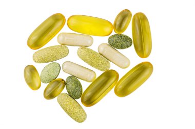 Vitamin kompleksi, omega 3, glukozamin kapsülleri, beyaz arkaplanda izole edilmiş multivitamin takviyeleri, üst görünüm.