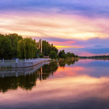 Nehirde gün batımının canlı manzarası, renkli, dramatik akşam gökyüzü suya yansıyor, hdr. Khmelnytskyi, Ukrayna.