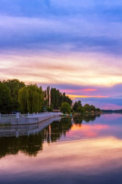 Nehirde gün batımının canlı manzarası, renkli, dramatik akşam gökyüzü suya yansıyor, hdr. Khmelnytskyi, Ukrayna.