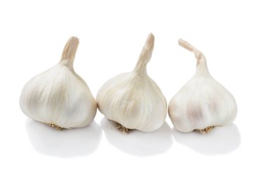 Beyaz arka plan üzerinde izole üç sarımsak başları.