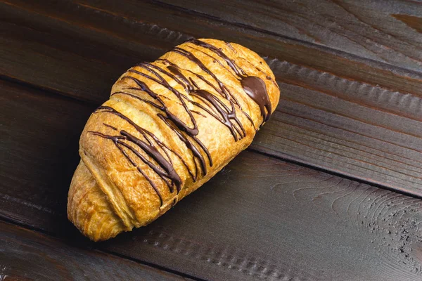 Een Zoete Croissant Met Chocolade Donkerbruine Houten Tafel — Stockfoto