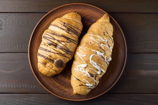 Deux Croissants Sucrés Assiette Argile Sur Table Bois Brun Foncé — Photo