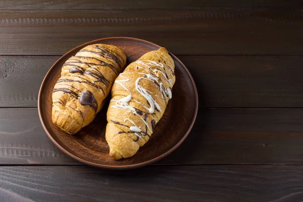 Deux Croissants Sucrés Assiette Argile Sur Table Bois Brun Foncé — Photo