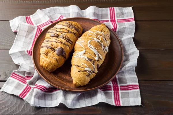 Deux Croissant Sucré Assiette Argile Sur Serviette Coton Table Bois — Photo