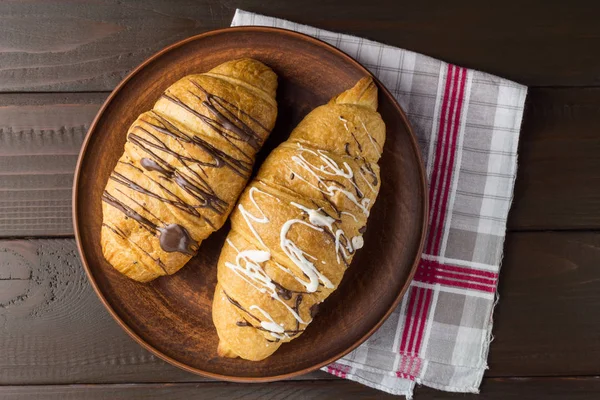 Deux Croissant Sucré Assiette Argile Sur Serviette Coton Table Bois — Photo