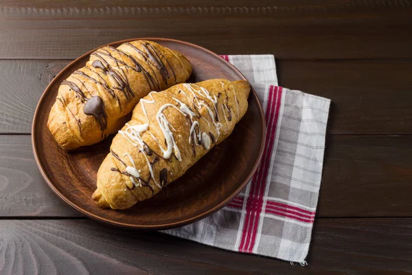 Dos Croissant Dulce Plato Arcilla Servilleta Algodón Mesa Madera Marrón —  Fotos de Stock