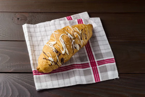 Croissant Sucré Une Serviette Coton Sur Une Table Bois Brun — Photo