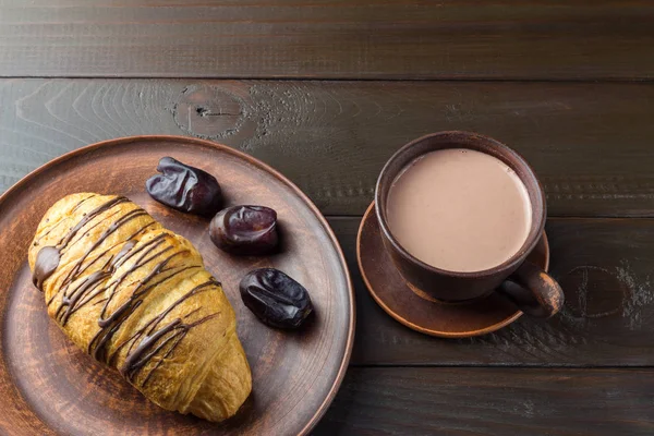 Boisson Chocolat Chaud Cacao Tasse Croissant Sucré Dattes Fruits Assiette — Photo