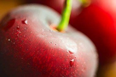 Taze ve ıslak kiraz meyveleri, su damlaları, makro görüntü, seçici odak.